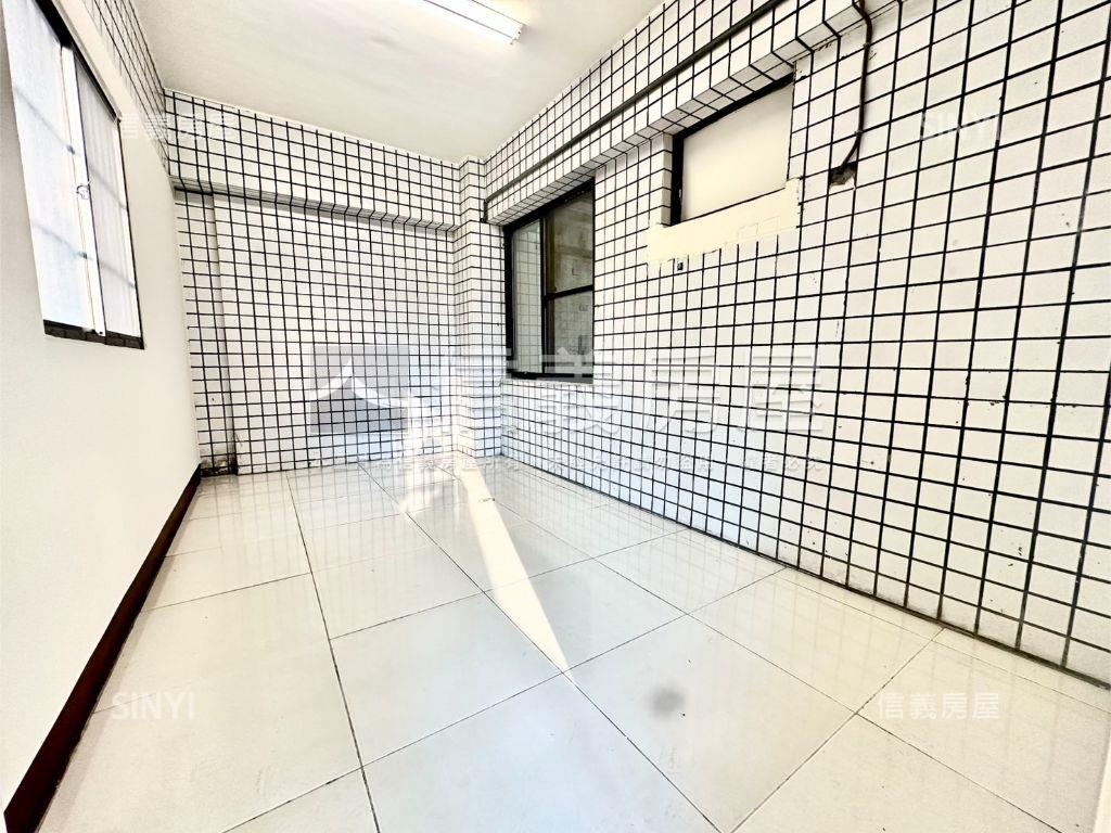 單坪約２０．６萬五房車位房屋室內格局與周邊環境