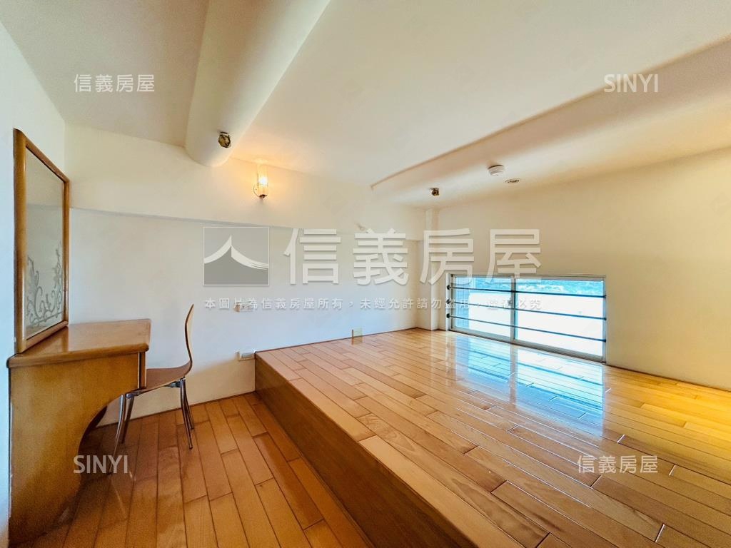 捷運水岸第一排挑高景觀宅房屋室內格局與周邊環境