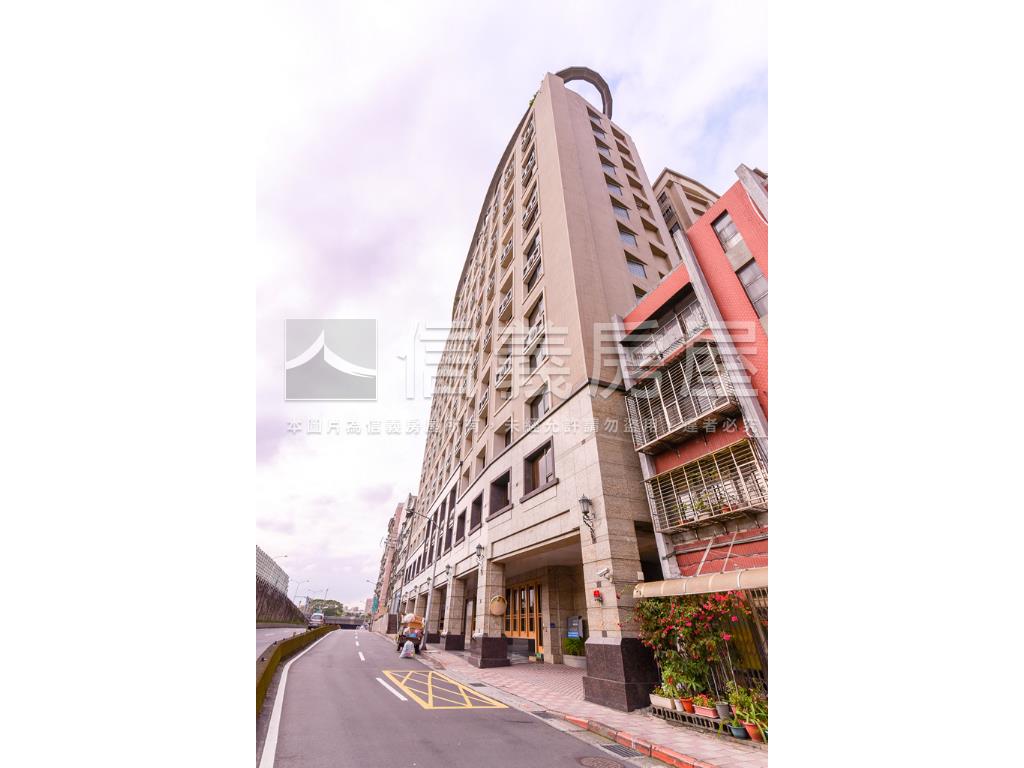 中正雲荷◆坡道車位房屋室內格局與周邊環境