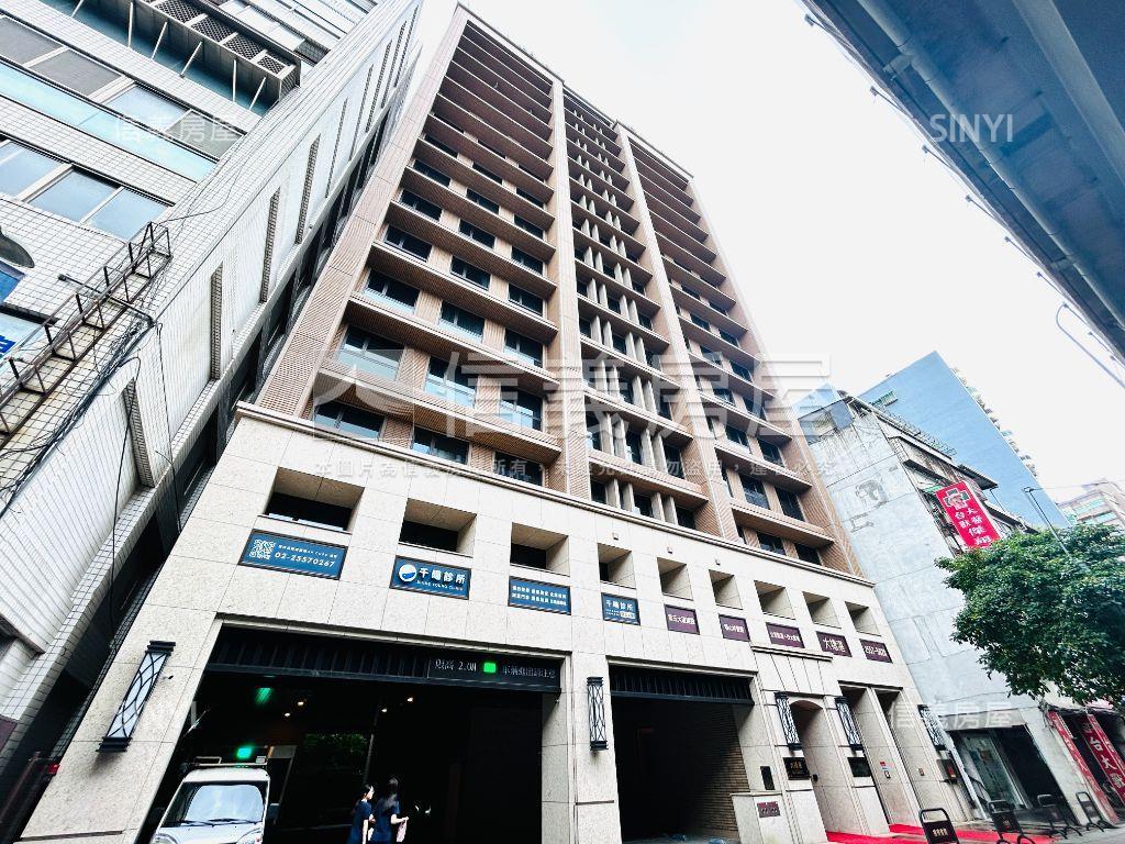 捷運高樓邊間裝潢三房房屋室內格局與周邊環境