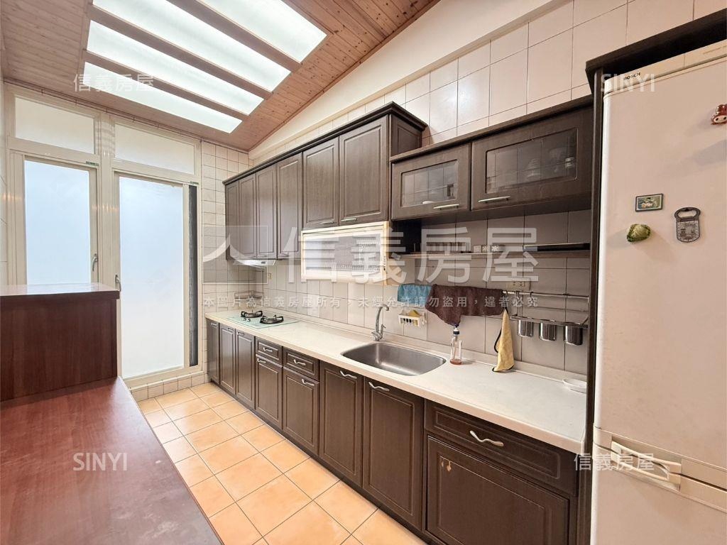 近車站４４坪採光四房房屋室內格局與周邊環境