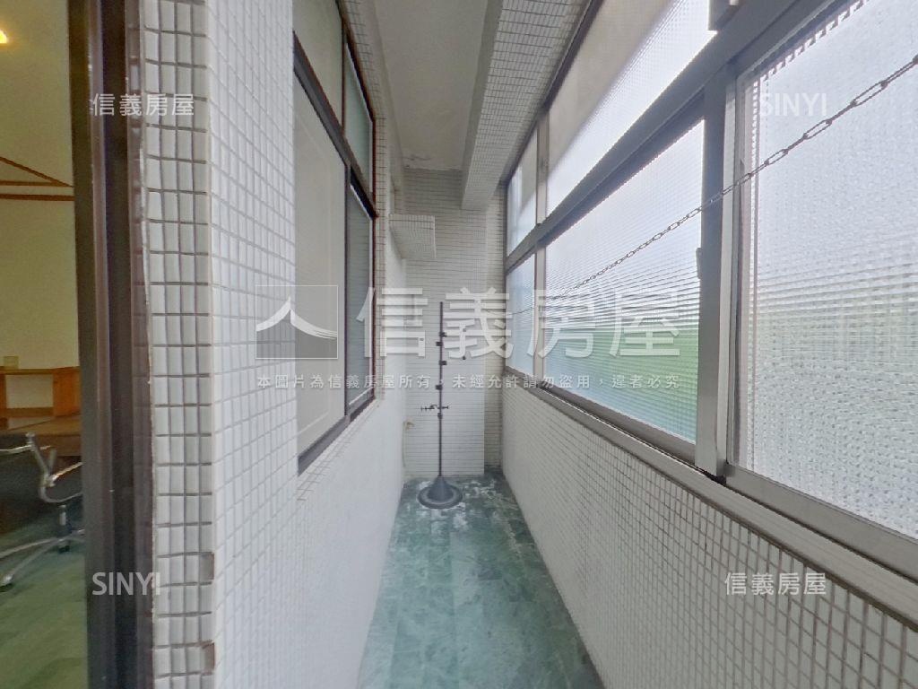 近車站４４坪採光四房房屋室內格局與周邊環境