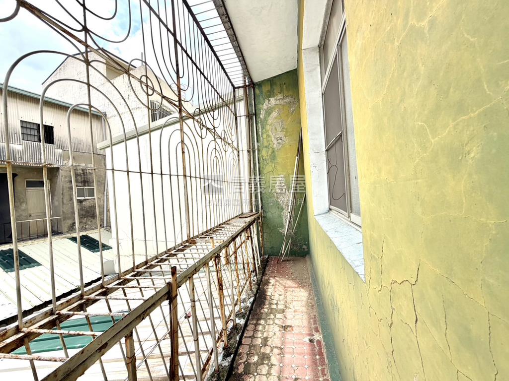 學校旁低總價黃金店面房屋室內格局與周邊環境