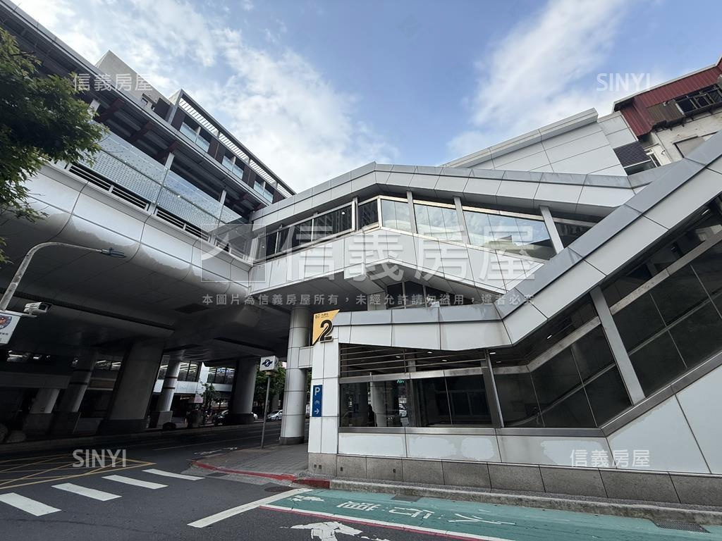 近捷運三面採光邊間電梯宅房屋室內格局與周邊環境