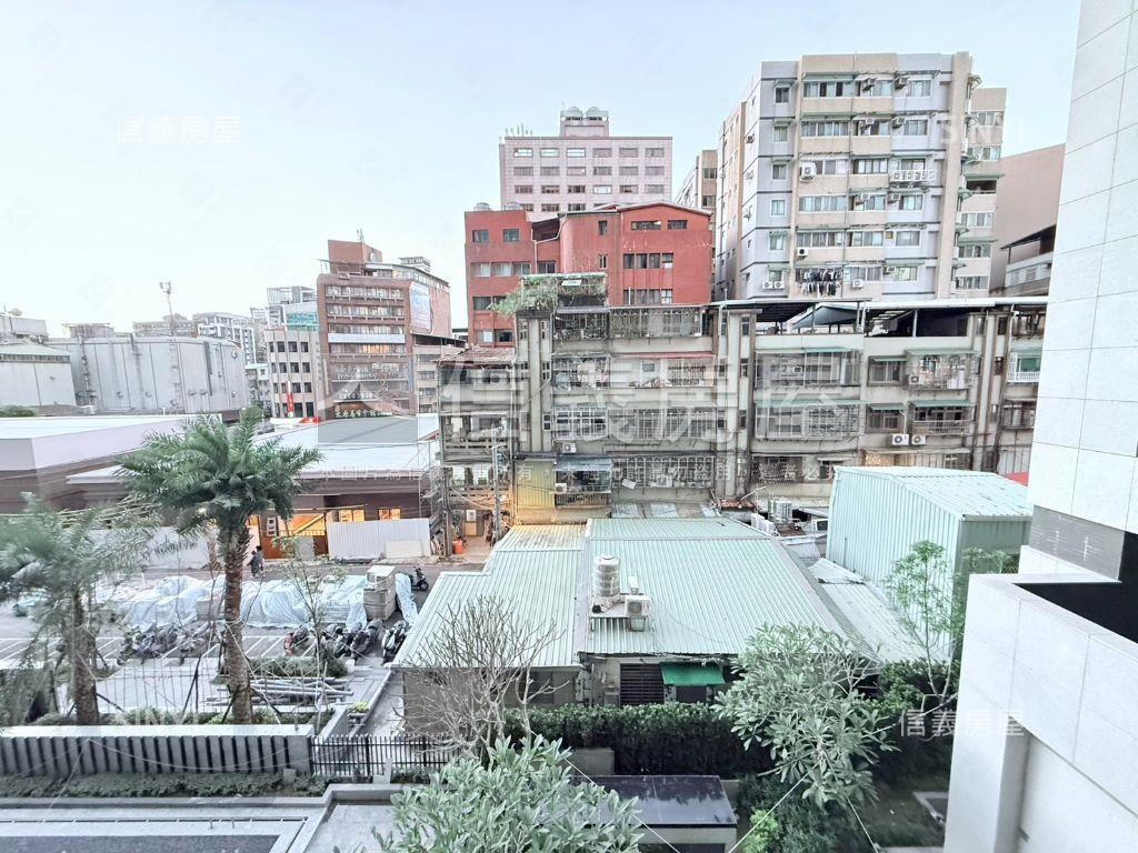 漢皇盛世就是這間拉房屋室內格局與周邊環境