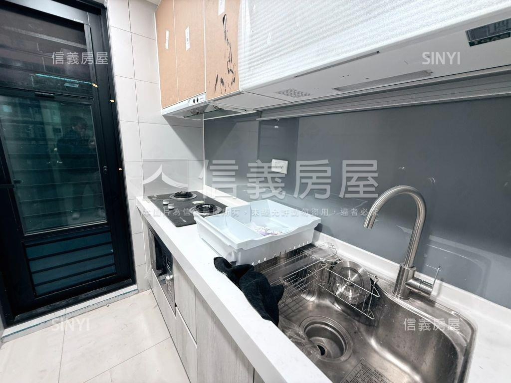 漢皇盛世就是這間拉房屋室內格局與周邊環境