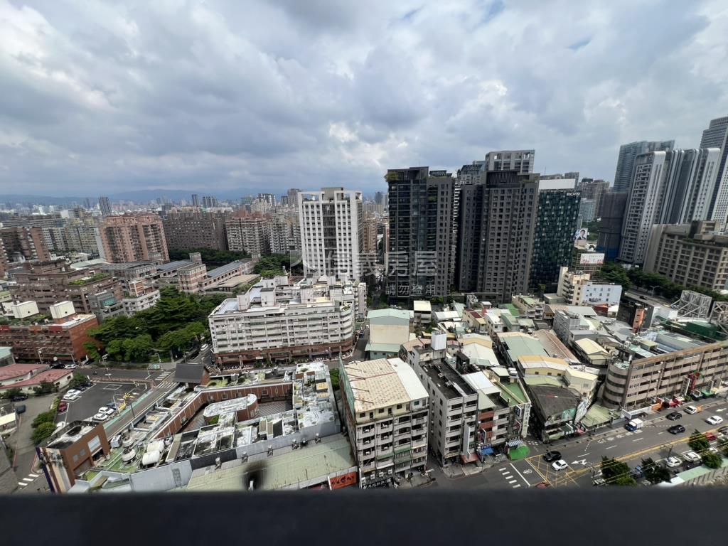 中港層峰高樓三房美裝平車房屋室內格局與周邊環境