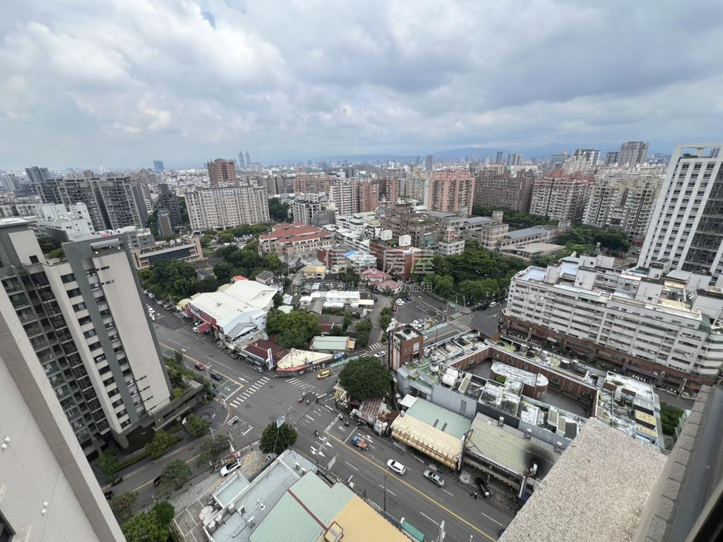 中港層峰高樓三房美裝平車房屋室內格局與周邊環境