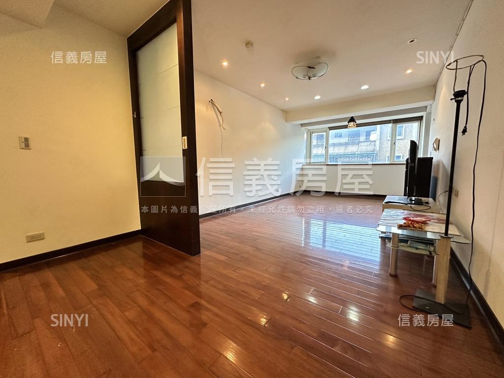 秀朗愛買電梯三房房屋室內格局與周邊環境