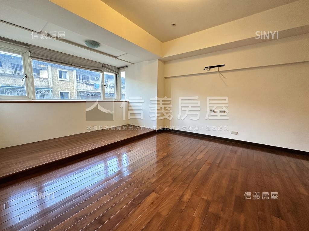 秀朗愛買電梯三房房屋室內格局與周邊環境