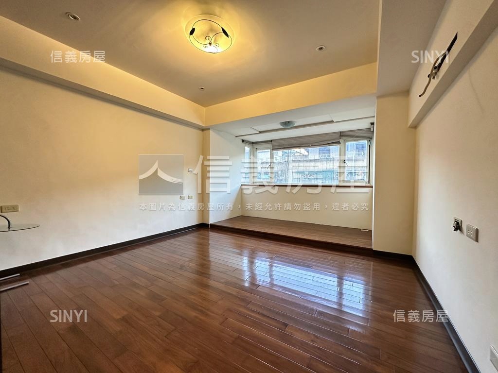 秀朗愛買電梯三房房屋室內格局與周邊環境