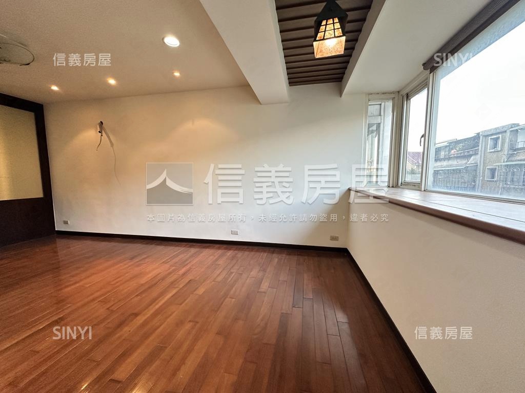 秀朗愛買電梯三房房屋室內格局與周邊環境
