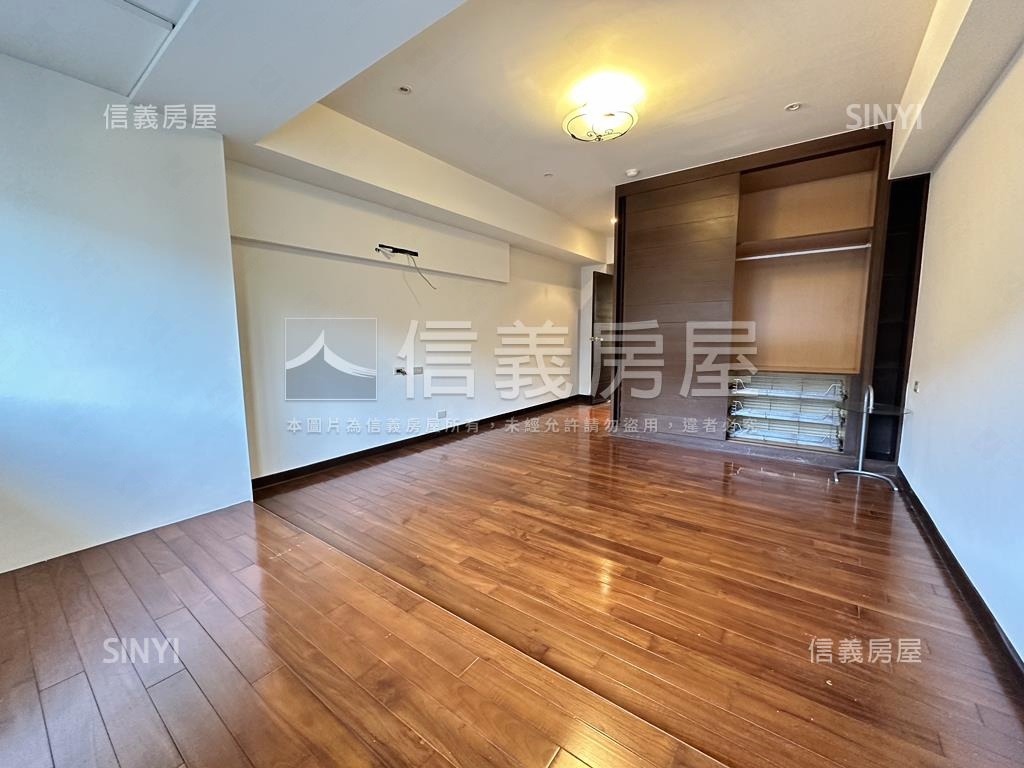 秀朗愛買電梯三房房屋室內格局與周邊環境
