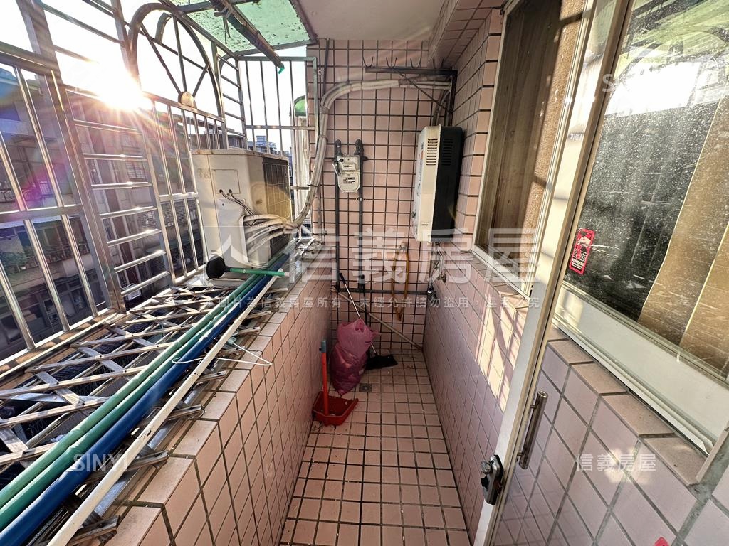 秀朗愛買電梯三房房屋室內格局與周邊環境