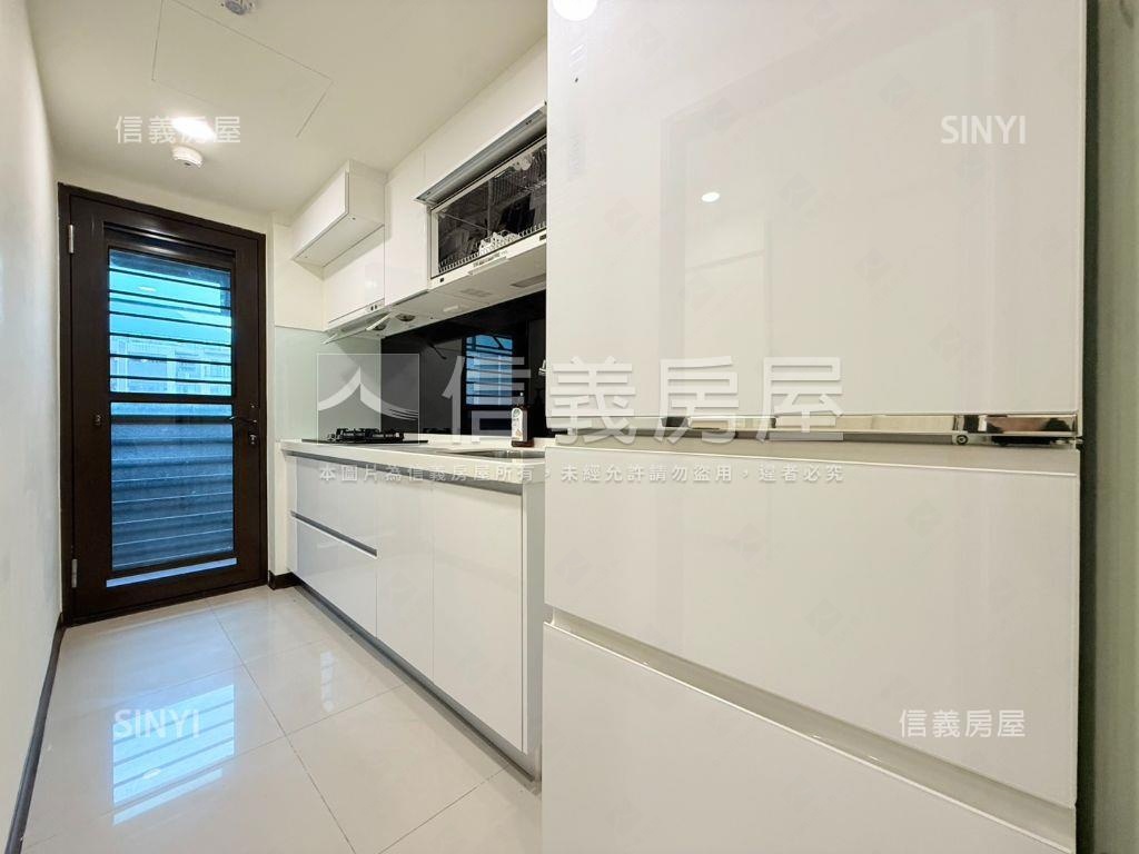 布拉諾中庭次頂樓二房車位房屋室內格局與周邊環境