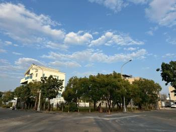 高鐵鄰公園朝南角窗土地