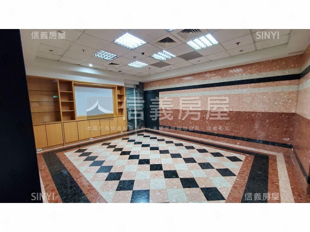 長虹凱旋２２３坪＋４車房屋室內格局與周邊環境