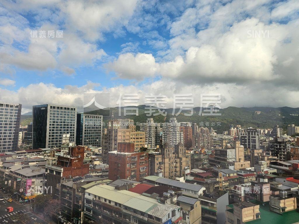 長虹凱旋２２３坪＋４車房屋室內格局與周邊環境