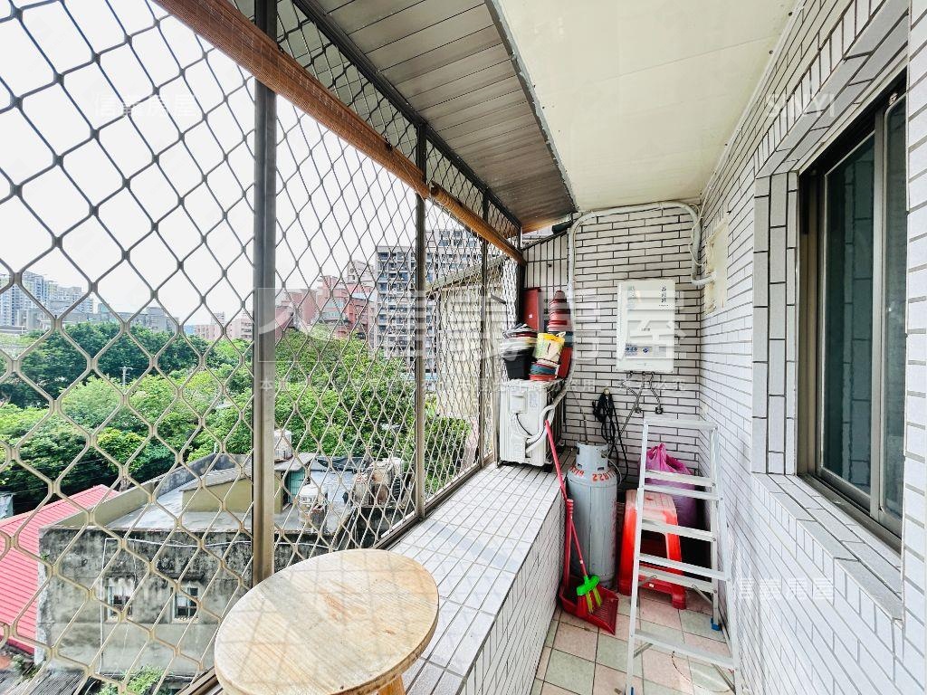 眺望仁愛國小前後陽台美寓房屋室內格局與周邊環境