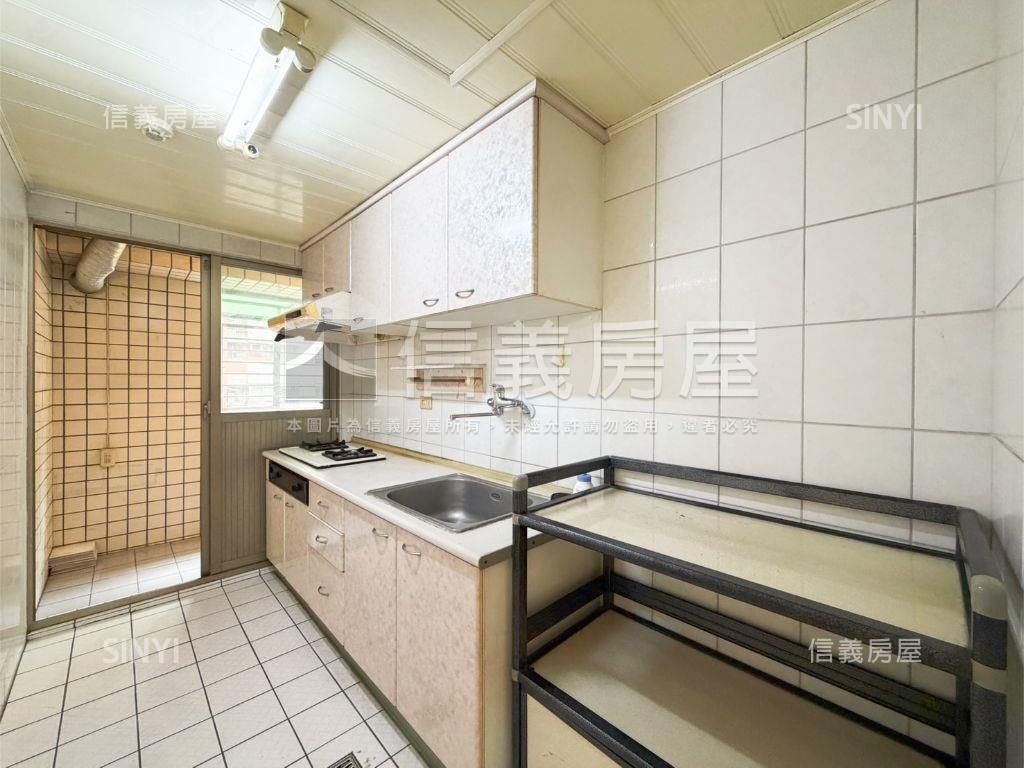 景安宏璽溫馨三房坡平車位房屋室內格局與周邊環境