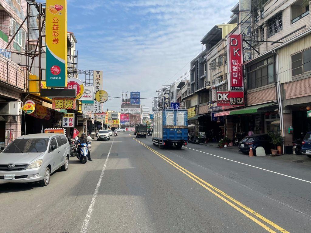仁雄路生意透天店面房屋室內格局與周邊環境