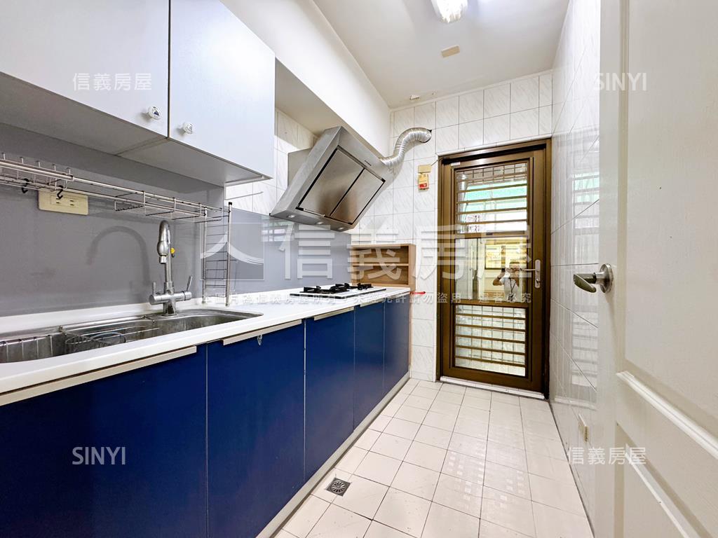 衛武營商圈美三房平車房屋室內格局與周邊環境