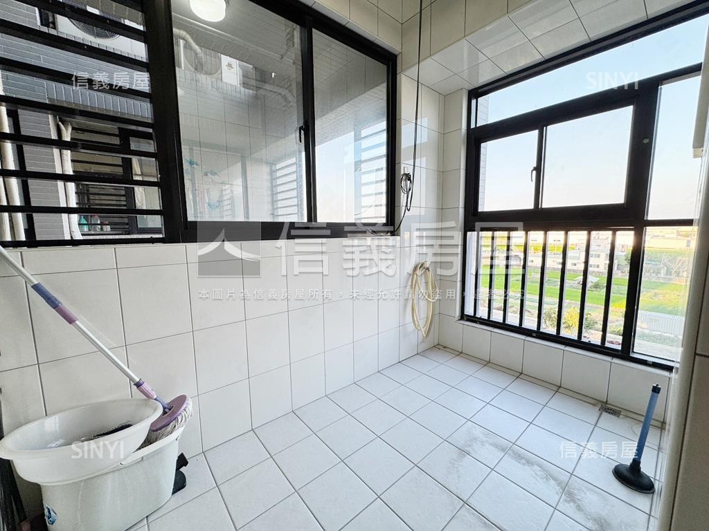 華鳳精裝四房平車房屋室內格局與周邊環境