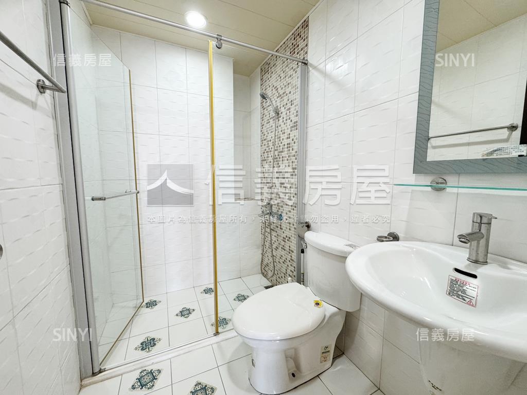 華鳳精裝四房平車房屋室內格局與周邊環境