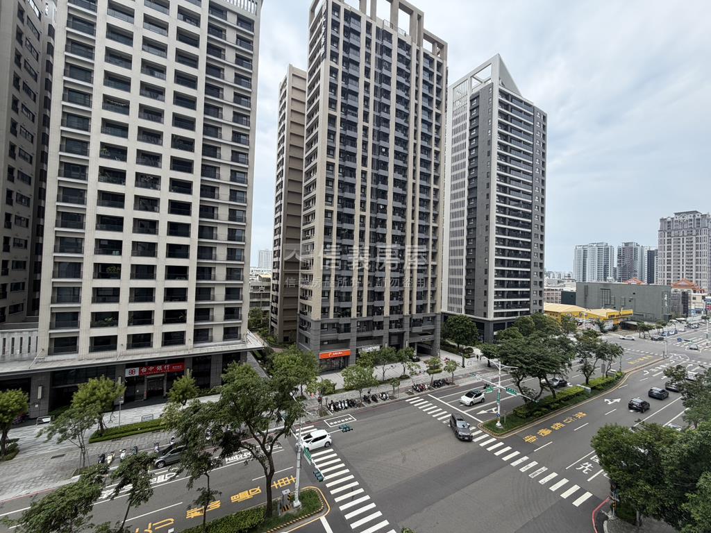 鑫市政通透三房雙車位房屋室內格局與周邊環境
