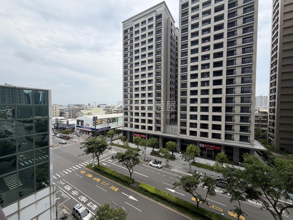 鑫市政通透三房雙車位房屋室內格局與周邊環境