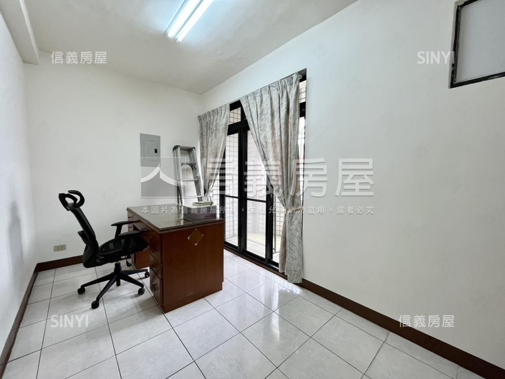 松竹街成家車庫美透天房屋室內格局與周邊環境