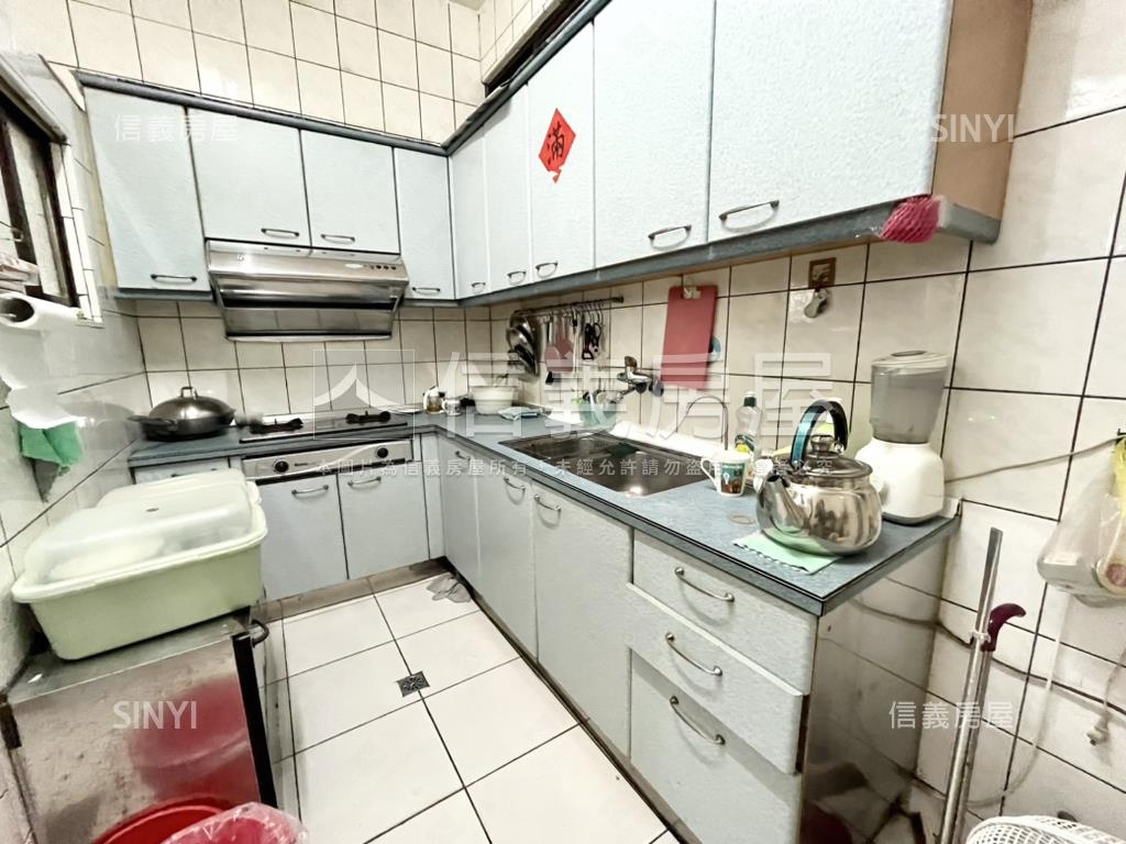 松竹街成家車庫美透天房屋室內格局與周邊環境