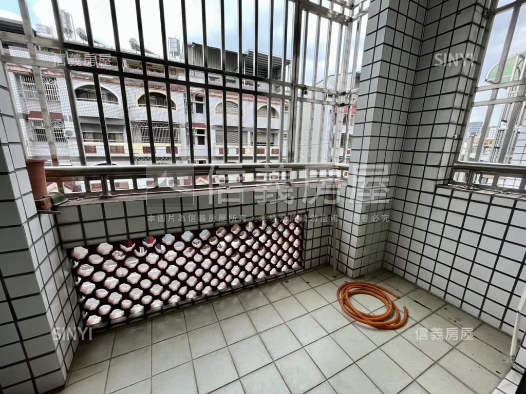 松竹街成家車庫美透天房屋室內格局與周邊環境