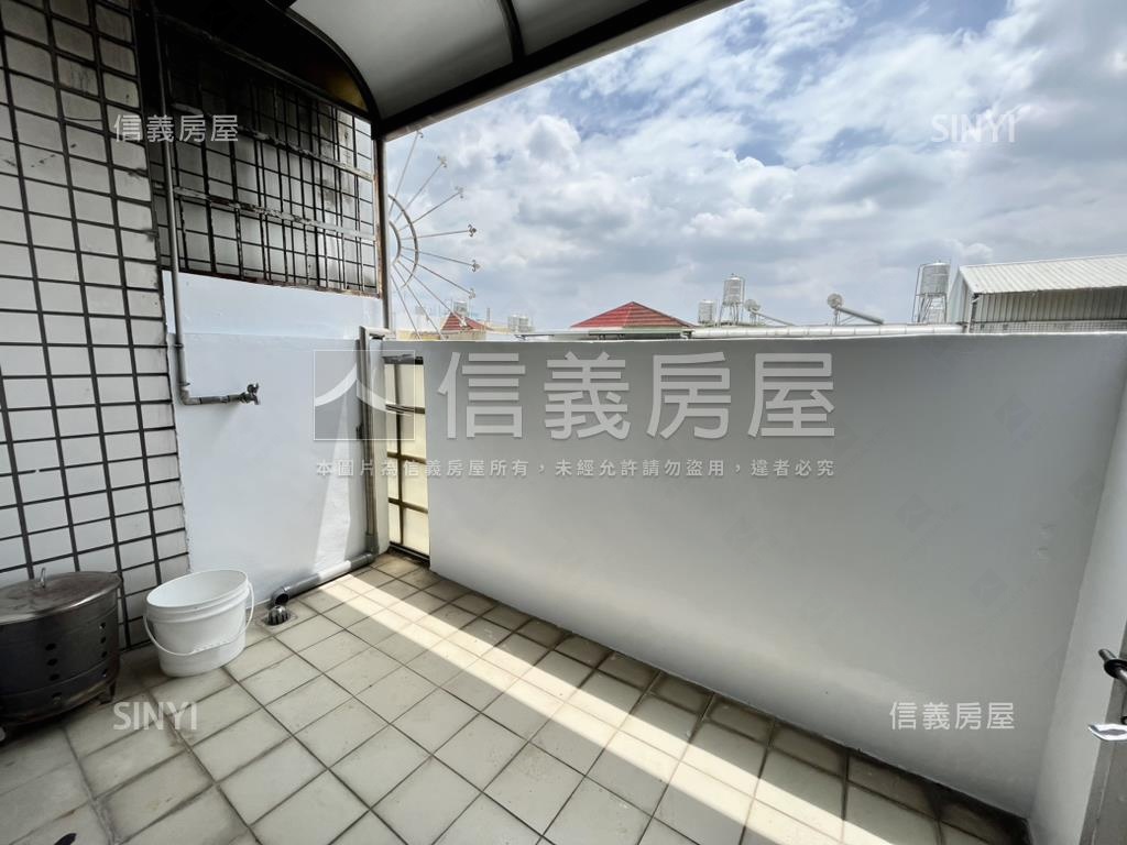 松竹街成家車庫美透天房屋室內格局與周邊環境