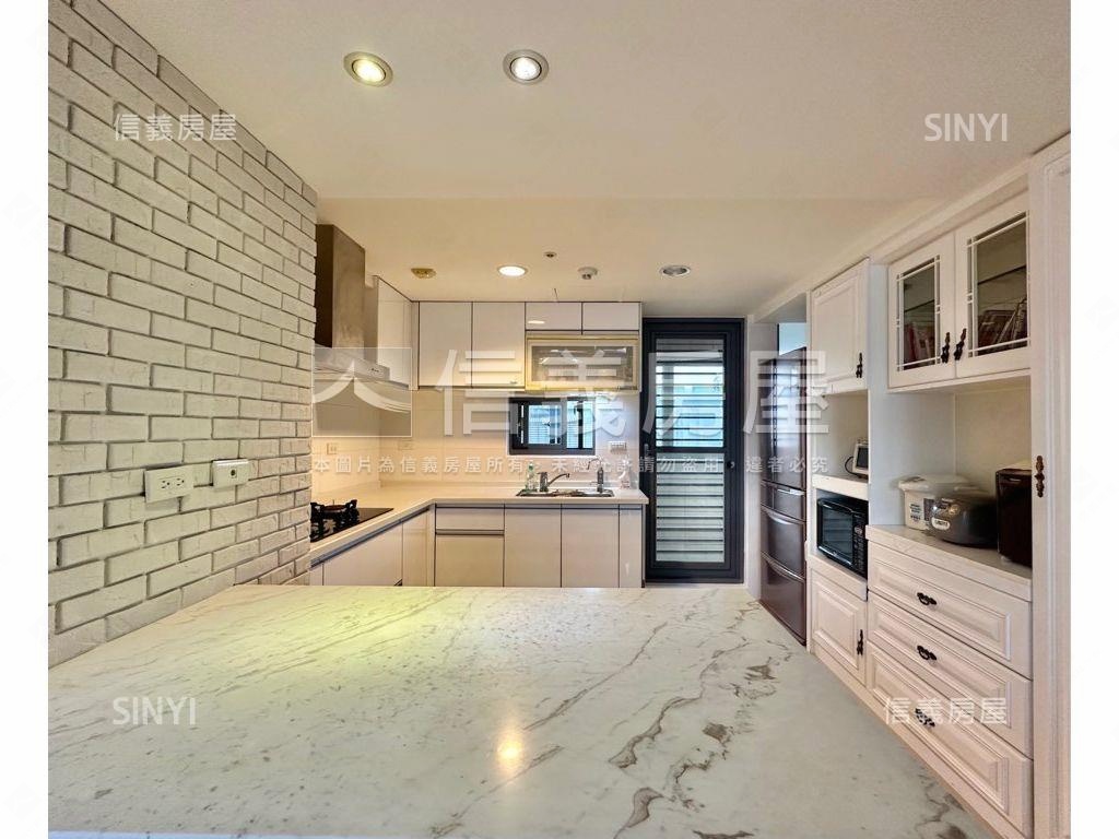 帝王尊爵館藏樓中樓房屋室內格局與周邊環境