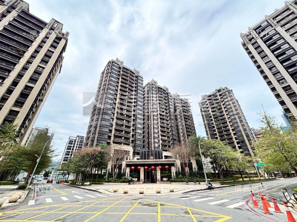 天青邊間四房附雙車位房屋室內格局與周邊環境