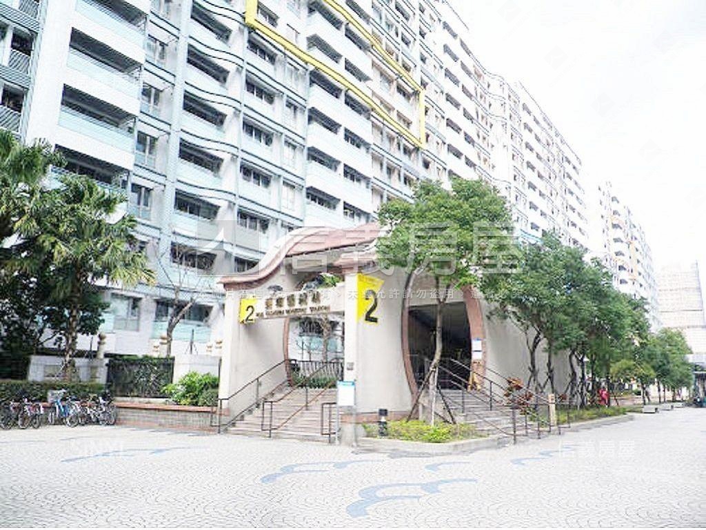 捷運景觀大兩房附車位房屋室內格局與周邊環境