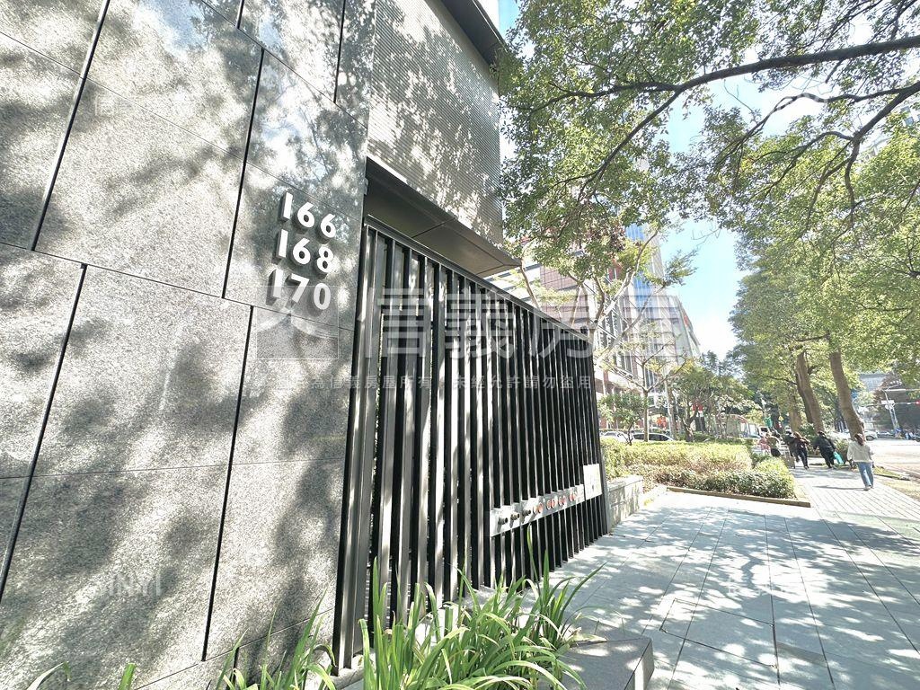 由鉅大謙※現代美術宅房屋室內格局與周邊環境