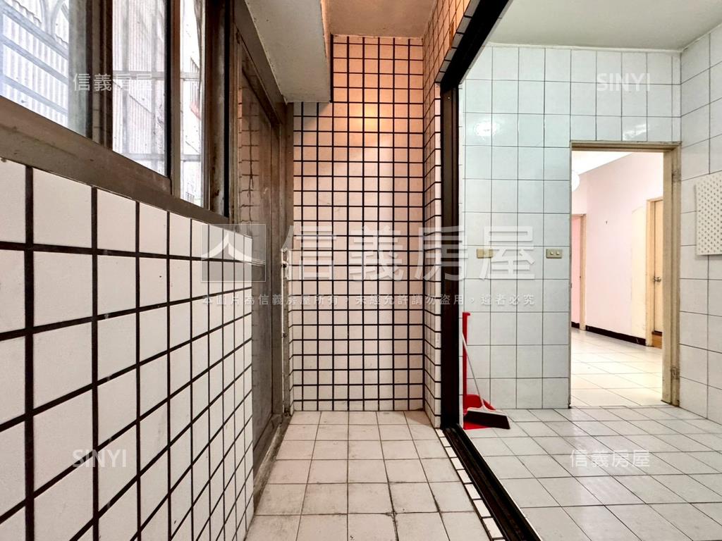 有出就談近一點利三房平車房屋室內格局與周邊環境