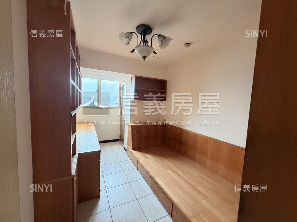 龍鳳雙星景觀四房車位房屋室內格局與周邊環境