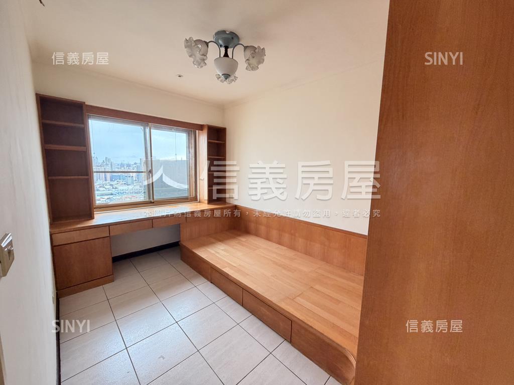 龍鳳雙星景觀四房車位房屋室內格局與周邊環境