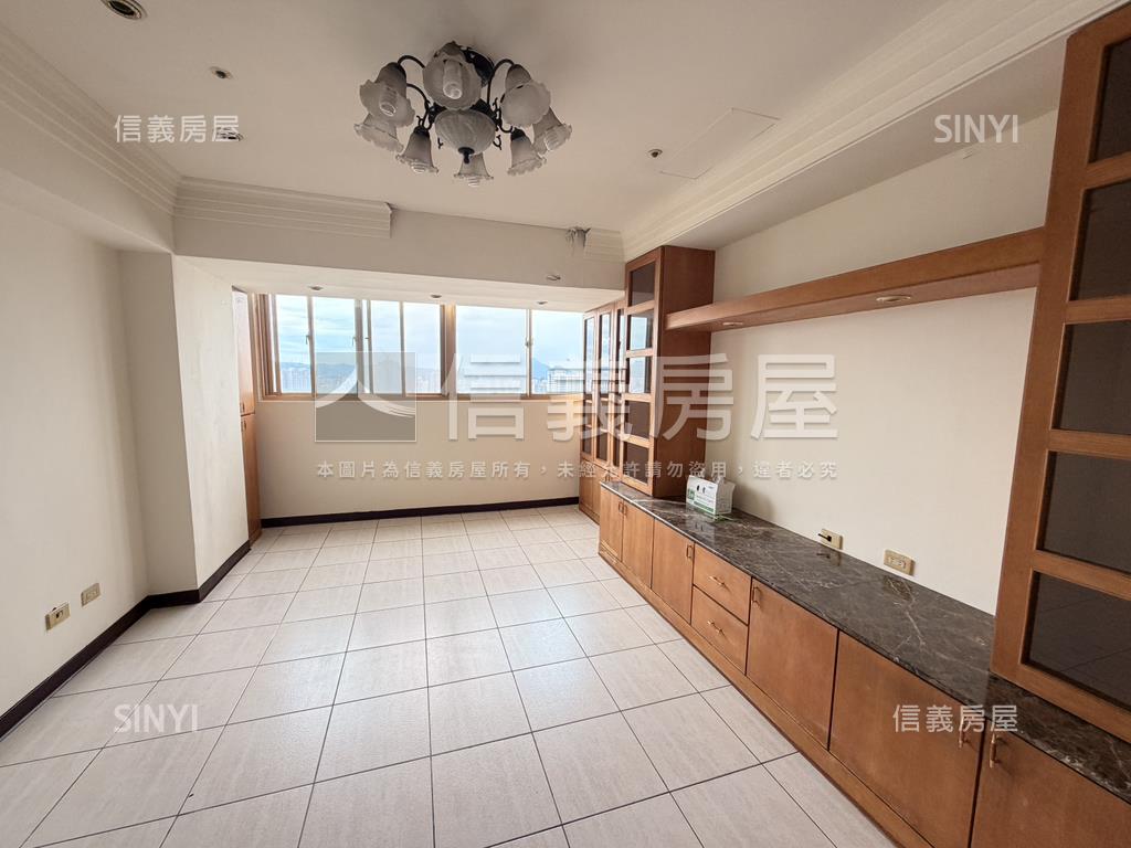 龍鳳雙星景觀四房車位房屋室內格局與周邊環境