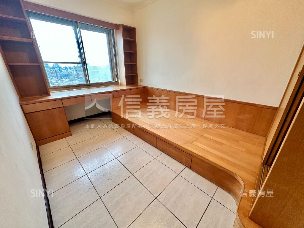 龍鳳雙星景觀四房車位房屋室內格局與周邊環境