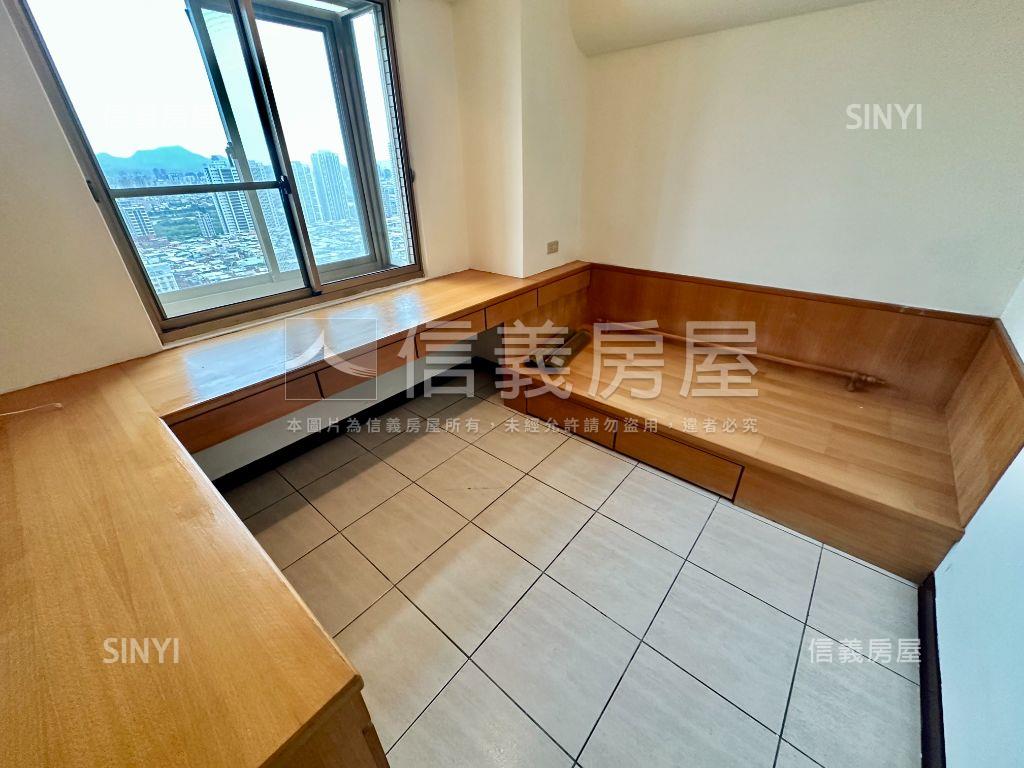 龍鳳雙星景觀四房車位房屋室內格局與周邊環境