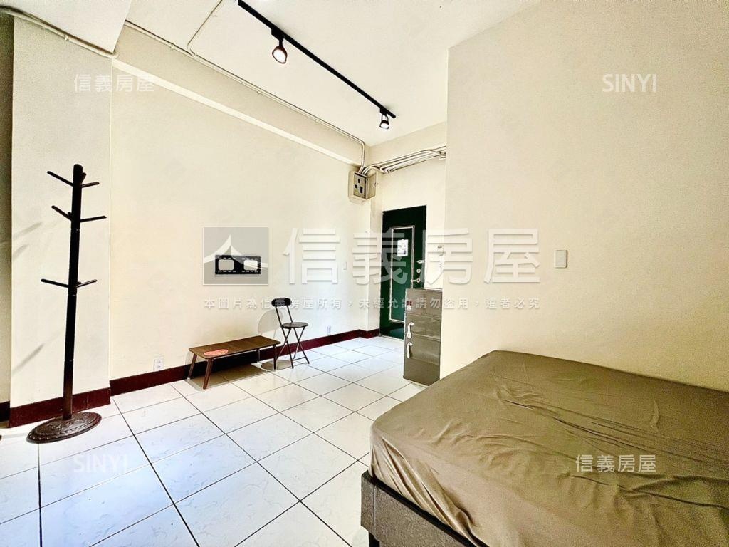 中華路商二邊間顯眼金透店房屋室內格局與周邊環境