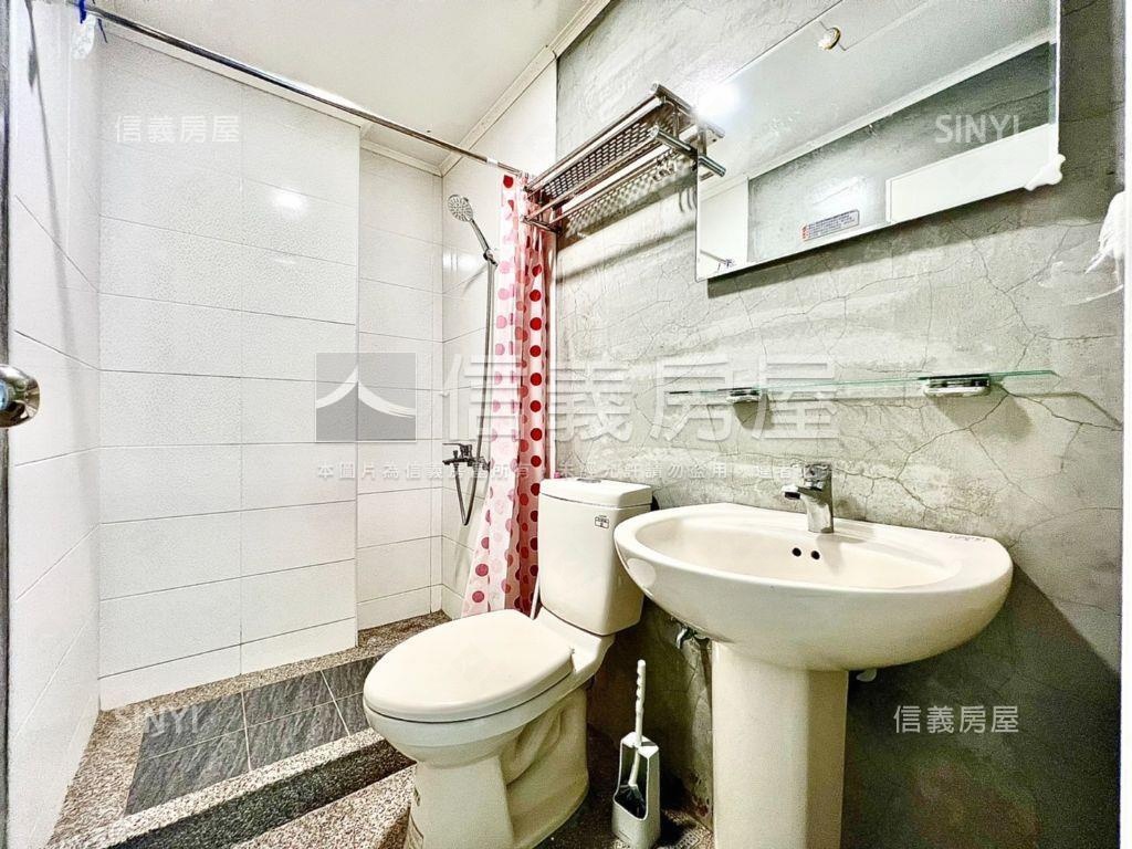 中華路商二邊間顯眼金透店房屋室內格局與周邊環境