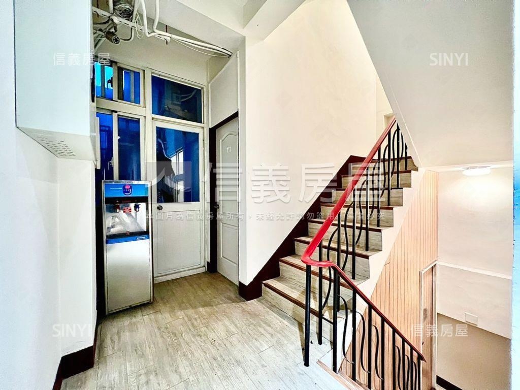 中華路商二邊間顯眼金透店房屋室內格局與周邊環境