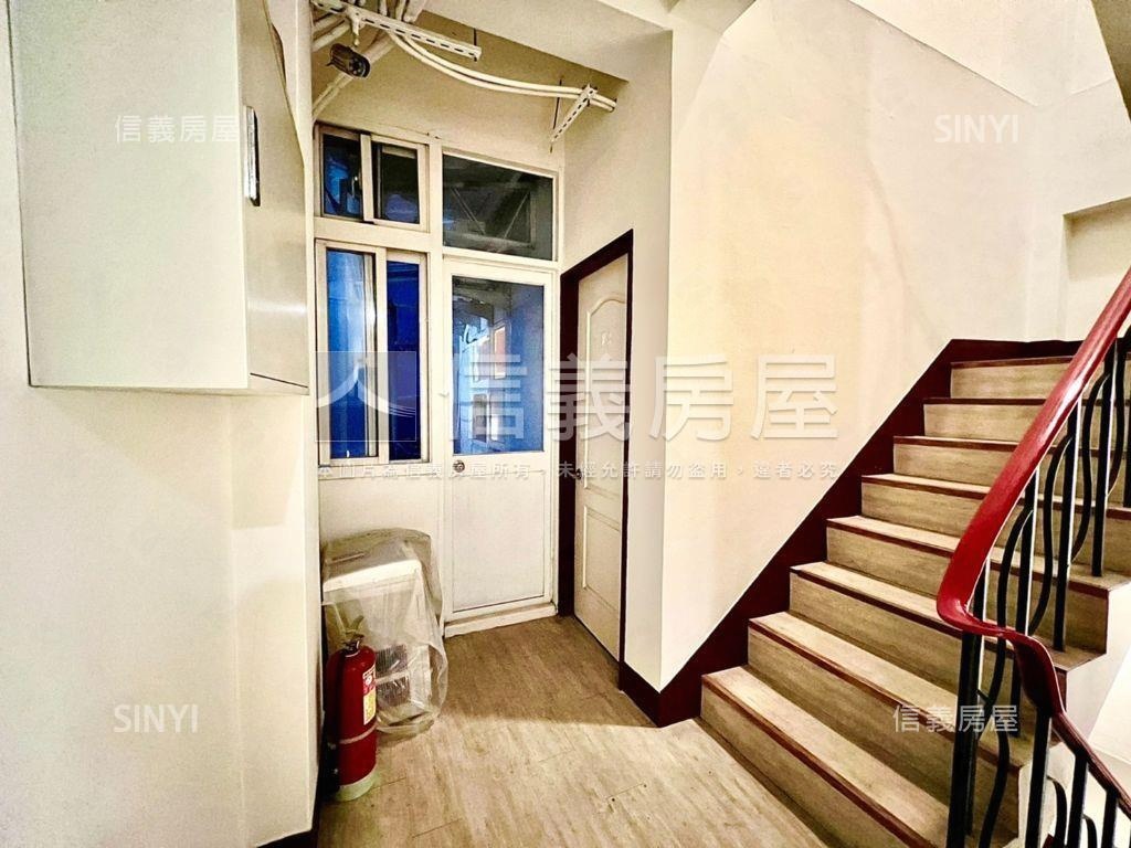 中華路商二邊間顯眼金透店房屋室內格局與周邊環境