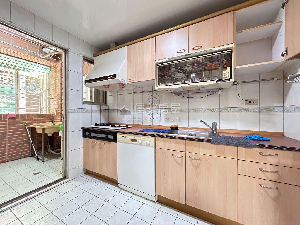 中央六街漂亮３＋１房車位房屋室內格局與周邊環境