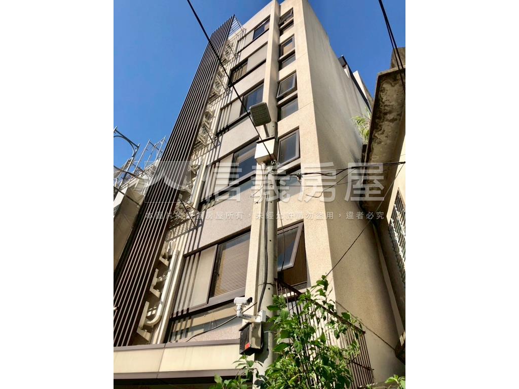 專任近市區巨城整棟美套房房屋室內格局與周邊環境